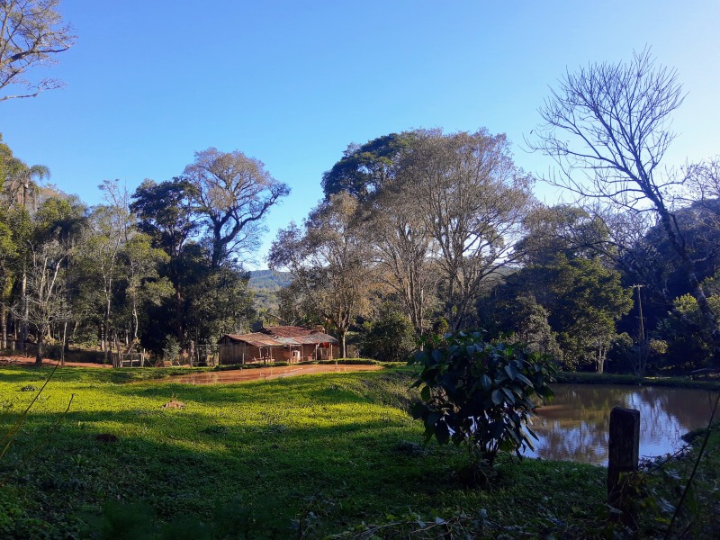 Chácara à venda com 3 quartos, 200.00m² - Becker,Dois Irmãos